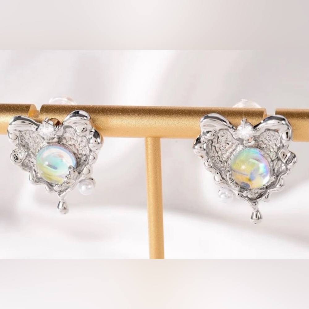 “Victorian Dripping Heart” Moonstone Tiny Pearl Silver Liquid Metal Droplet Stud - Picture 3 of 6